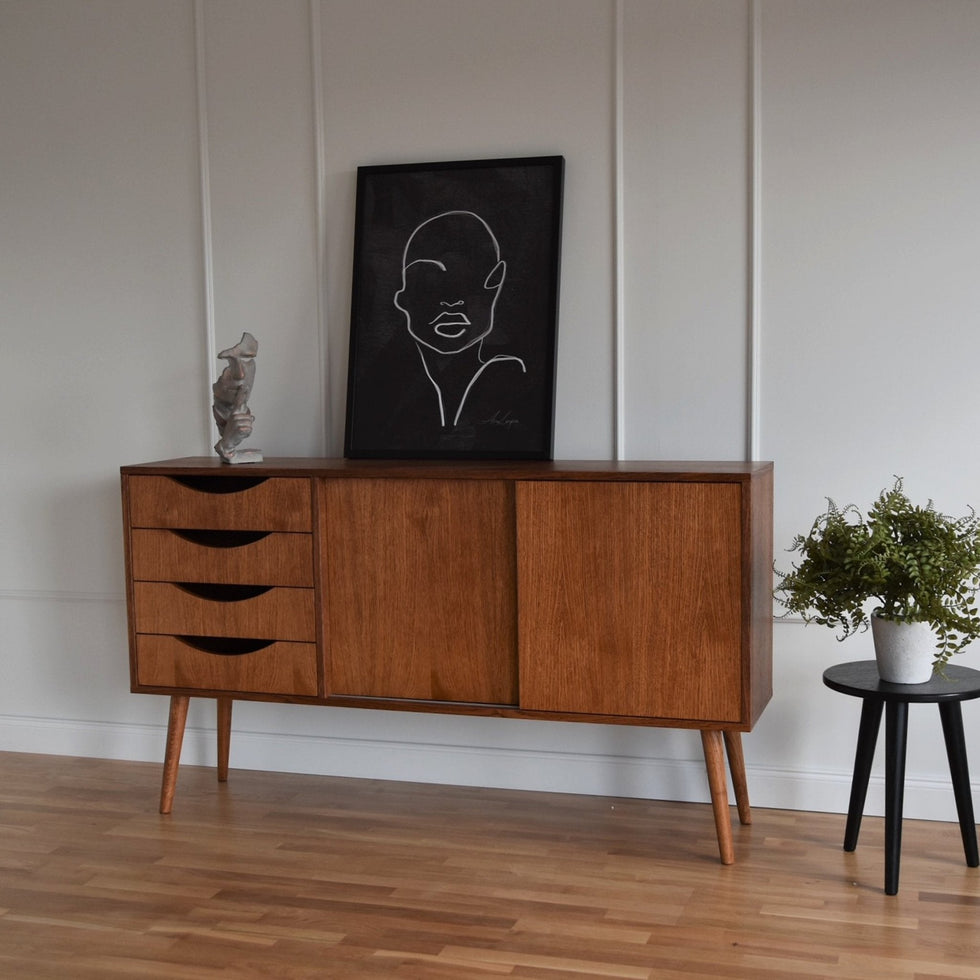 komody wysokie retro z drewnianym wykończeniem, nowoczesne meble w stylowym wnętrzu